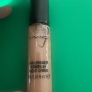 Mac Pro longwear concealer cache-cernes